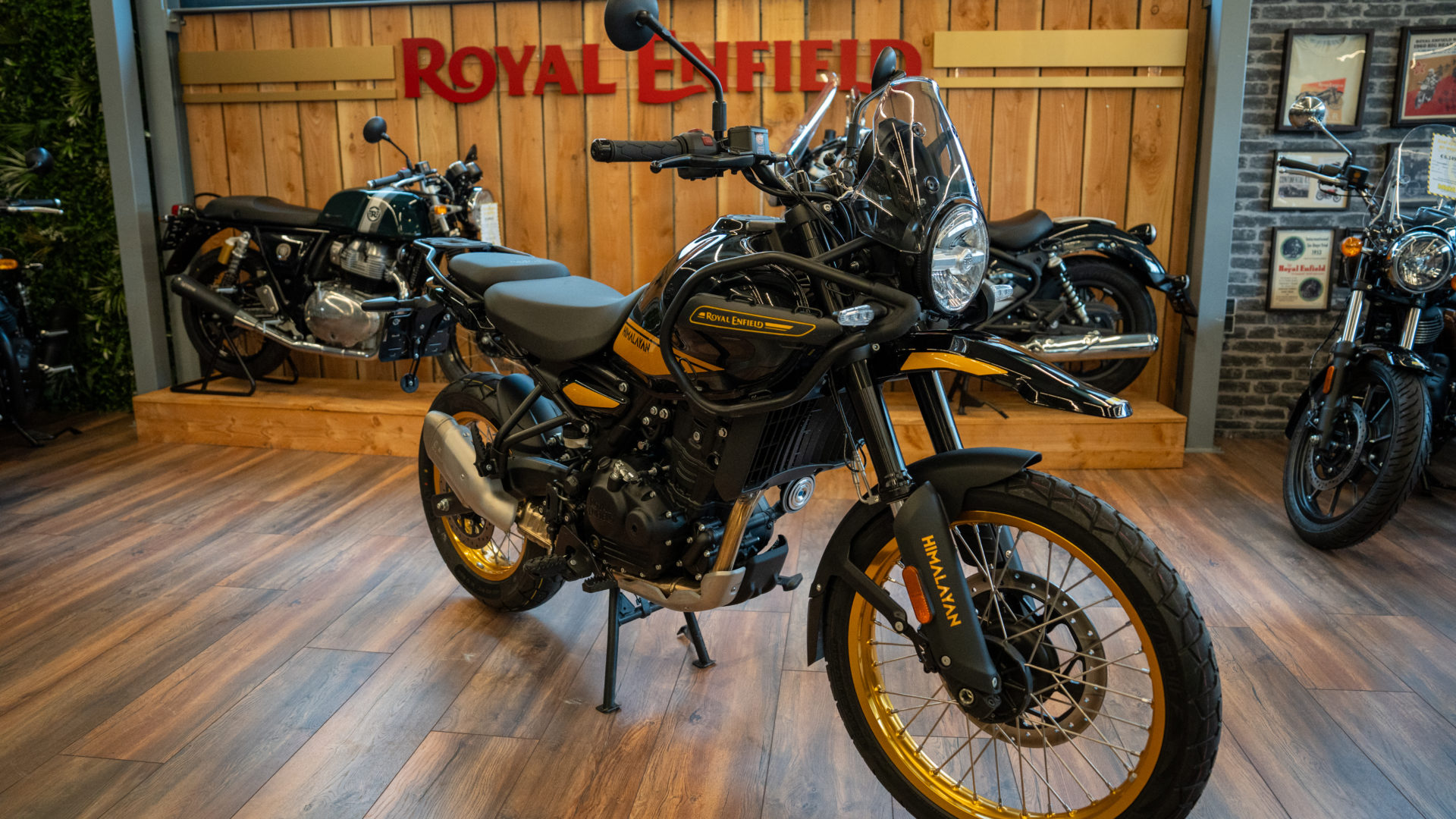 De Royal Enfield Himalayan 450 binnen in De Meern.