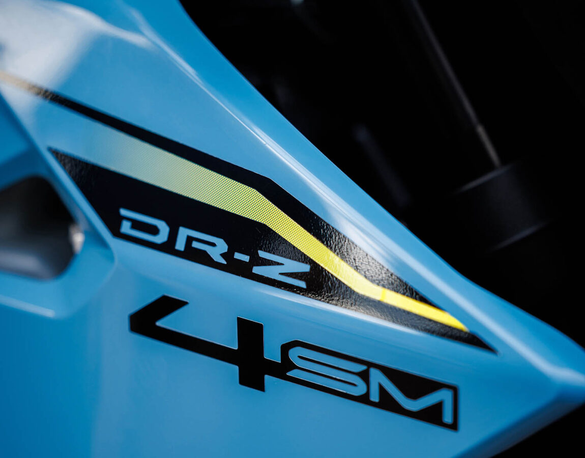 Suzuki maakt prijzen bekend van de nieuwe DR-Z4S Dual Sport en de DR-Z4SM Supermoto 2 De Suzuki DR-Z4SM bij MVM Motoren
