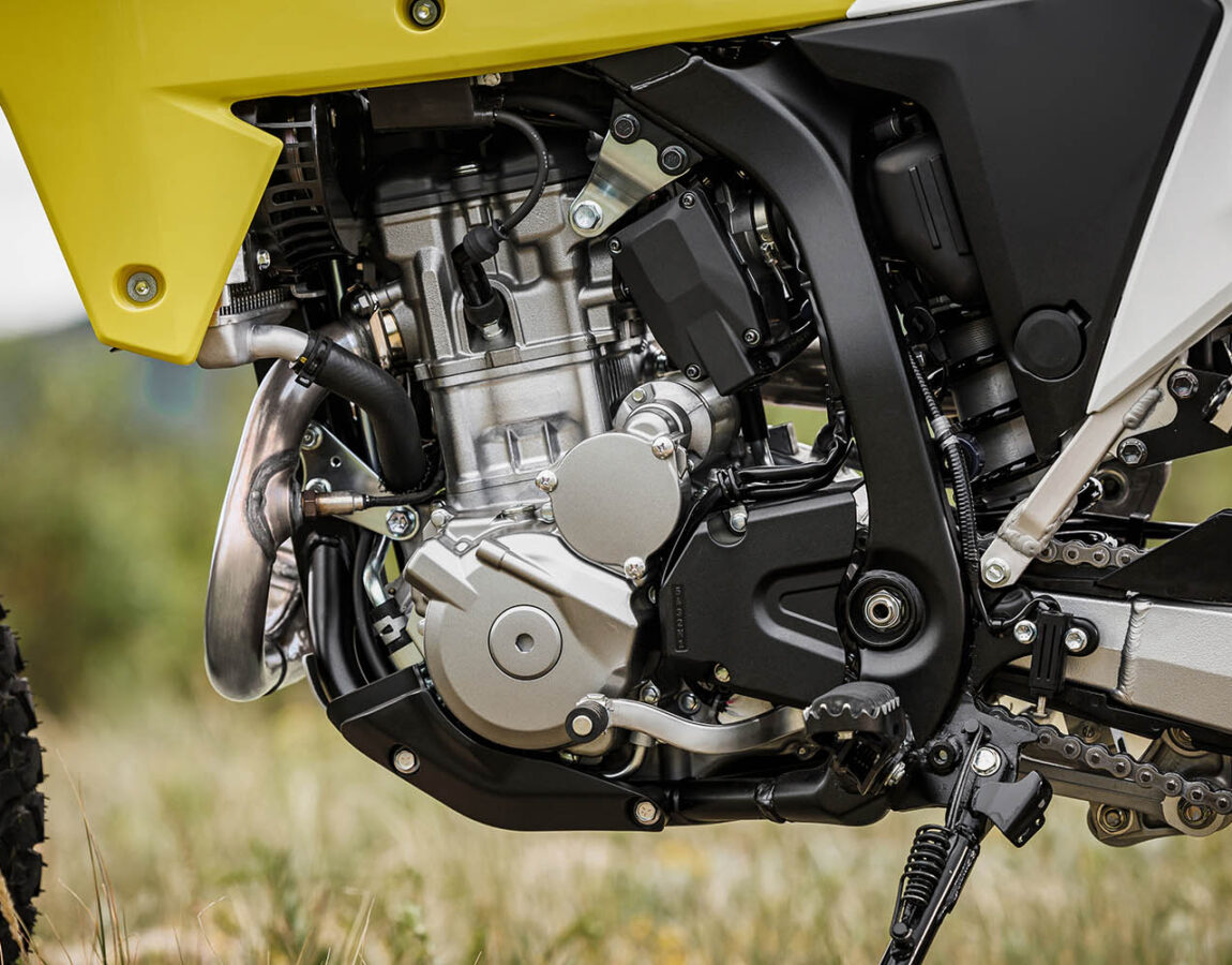Suzuki maakt prijzen bekend van de nieuwe DR-Z4S Dual Sport en de DR-Z4SM Supermoto 5 Krachtige 398cc Vloeistofgekoelde Motor van de Suzuki DR-Z4S