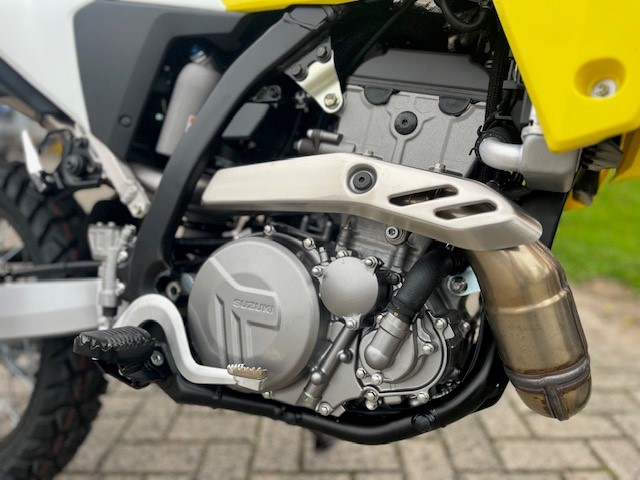 Hij is binnen en klaar voor de 1e proefriten 🤩 3 MVM Motoren Suzuki DR Z4S 3 MVM Motoren