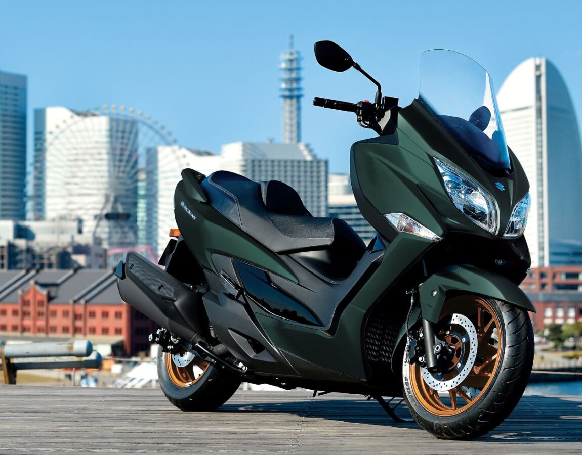 Nieuwe kleuren en prijsstelling voor de Burgman 400 2 AN400AM6 action1 e1763580691820 MVM Motoren