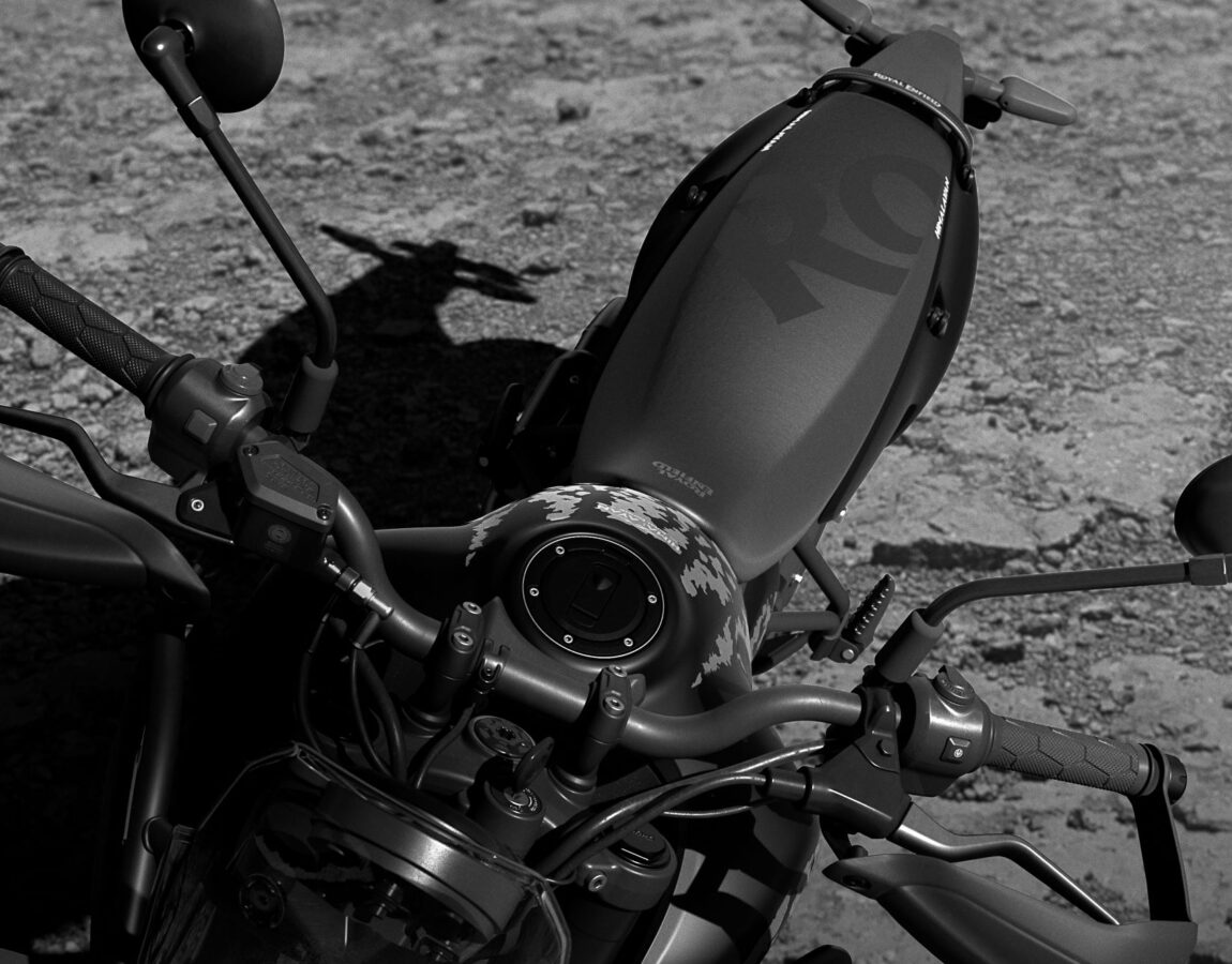 Himalayan 450 Mana Black Seat MVM Motoren